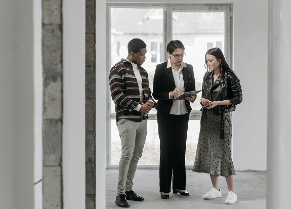 People discussing real estate