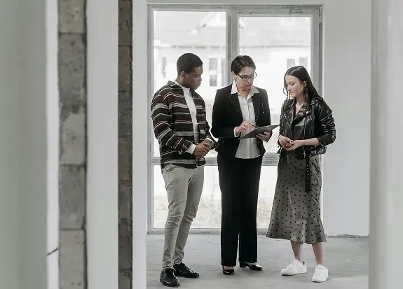 People discussing real estate